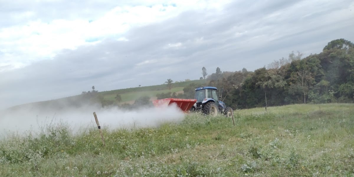 Imagem de um trator, destacando avanços tecnológicos no campo.