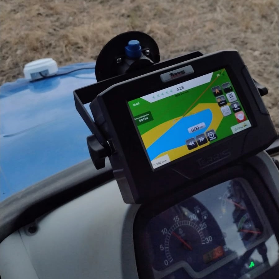 Imagem de um GPS em um trator
